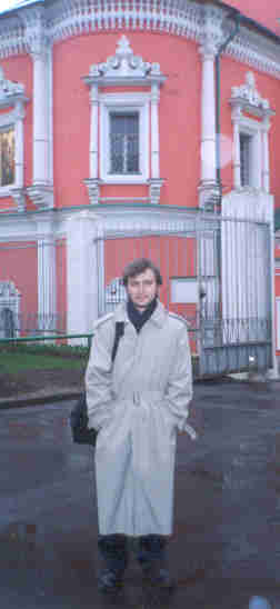 Н.В.Салоников на фоне Богоявленского монастыря, где в конце XVII века существовала школа братьев Лихудов (Москва)