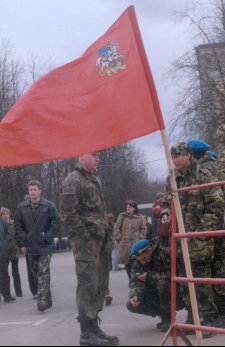 С этим знаменем уходили поисковики