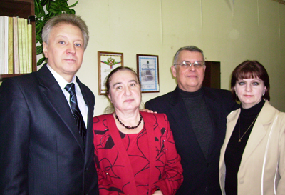 Фото слева направо: зав. кафедрой О.В. Матвеев, доцент Р.П. Макейкина, профессор С.Д. Трифонов, старший преподаватель Н.С. Федорук.