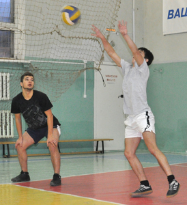 В Ярославов день университетские спортсмены провели соревнования по волейболу, в которых участвовали студенты, преподаватели и сотрудники. 