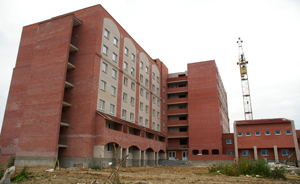 Этот корпус нового общежития будет принят комиссией НовГУ уже к 1 ноября этого года. Девятиэтажка рядом - в следующем году.