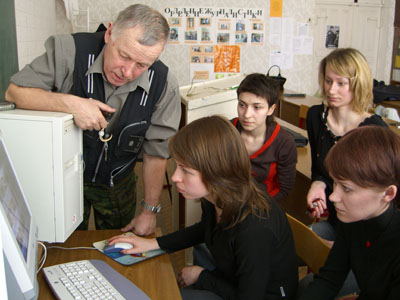 А.И. Орлов много лет преподавал на отделении журналистики НоВГУ. На фото - 2005-й год, занятие у студентов на кафедре.