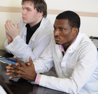 Из стран Африки многие ребята приезжают, чтобы получить медицинское образование в ИМО НовГУ. 