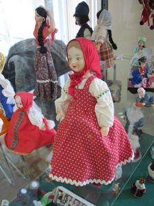 Кукла из СССР: псевдорусский сарафан, платочек и даже обувь - как настоящие.